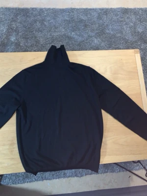 M. Mango fin stickad marino ull long neck - Bara 1 vecka gammal Köpte till min lilla bror han hade S i storlek och då blev det försent och returnera efter som man tog av prislappen klassisk svart polotröja från mango med lång ärm och ribbade muddar. Tröjan har en hög polokrage och är tillverkad i marino ull , tunt stickat material som passar perfekt till lager på lager. Enkel och stilren design som funkar till det mesta.