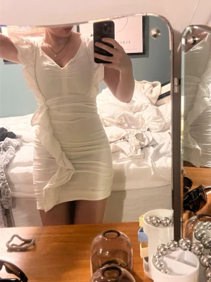 Isabel Marant volang klänning - Linne klänning med volanger. Perfekt till sommar eller student. Bra skick! 