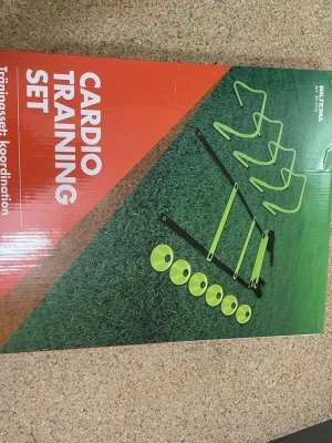 Cardio träningsset från Biltema - Säljer ett cardio träningsset från Biltema som innehåller koordinationsstege, koner och hopphäckar i neongult. Perfekt för kondition, snabbhet och koordinationsträning. Allt kommer i en praktisk förpackning och är lätt att ta med till träningen.
