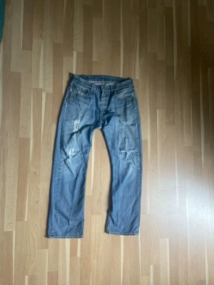Vintage Levis - Riktigt fetta Vintage Levis 501. Jätte fin patina och lagningar. Tyvärr har byxorna en fläck från förra ägaren men annars är de i jätte fint skick. Det är bara att höra av sig vid funderingar 💭.  Priset går absolut att diskutera✅👍.