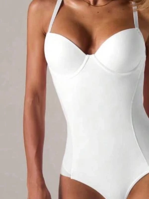 Vit shaping-body med bygel - Snygg vit shaping-body med bygel och justerbara axelband. Bodyn har vadderade kupor för extra stöd och markerad midja för en slimmad siluett. Oanvänd