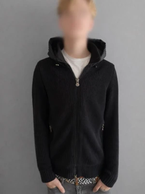 Moncler Cardigan - Säljer min svarta Moncler cardigan med huva. Sjukt snygg modell med stickade ärmar och rygg samt dun/puffer framtill och på huvan. Perfekt som vår-, höstjacka eller som ett exklusivt lager på vintern.  Använd fåtal gånger och i mycket fint skick utan större tecken på användning. Dragkedjor och detaljer är i toppskick.  Storlek: S Färg: Svart     Skriv gärna vid frågor eller om du vill ha fler bilder 💬