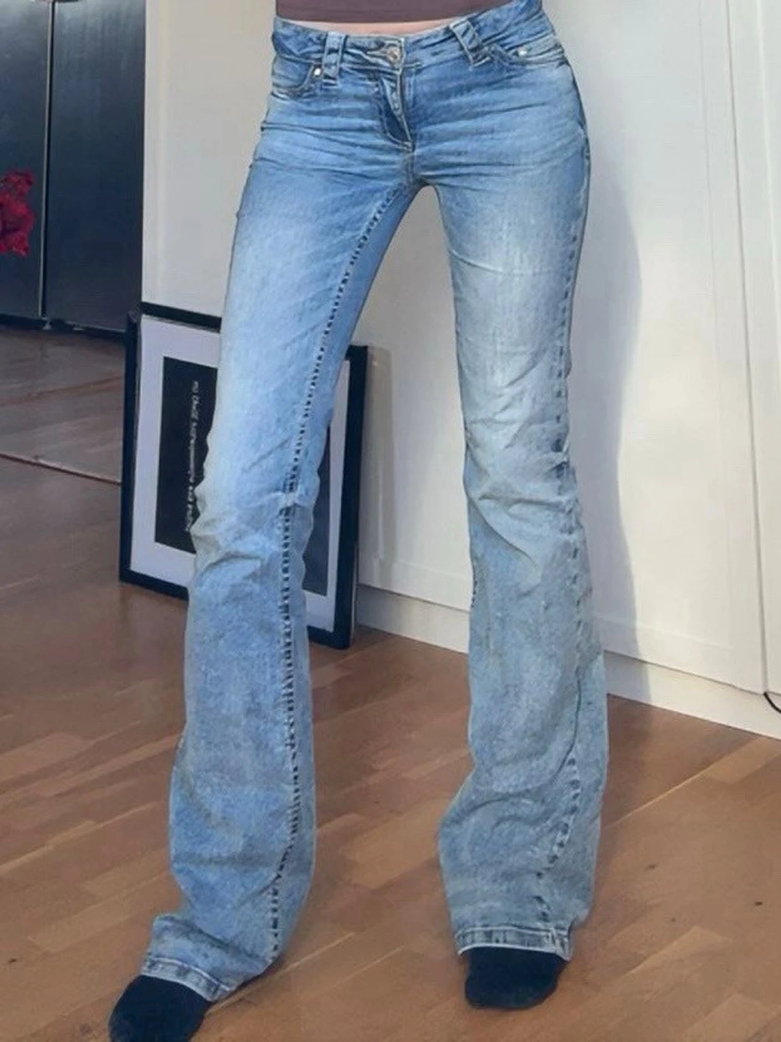 Ljusblå bootcut jeans med fickdetaljer - 1