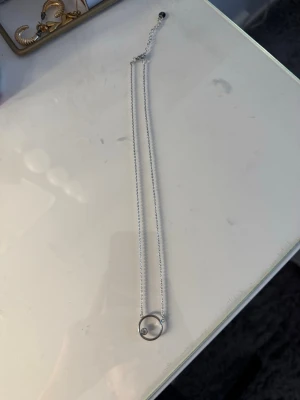 Silvrigt halsband  - Superfint silvrigt halsband som aldrig är använt! Jag vet inte var det är ifrån tyvärr då jag har fått det, men då det inte har använts så säljer jag det! 😊