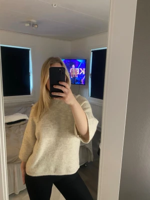 Beige stickad tröja med 3/4-ärm - Mysig beige stickad tröja med rund hals och 3/4-ärmar. Tröjan har en avslappnad passform och i ett mycket gott skick😊