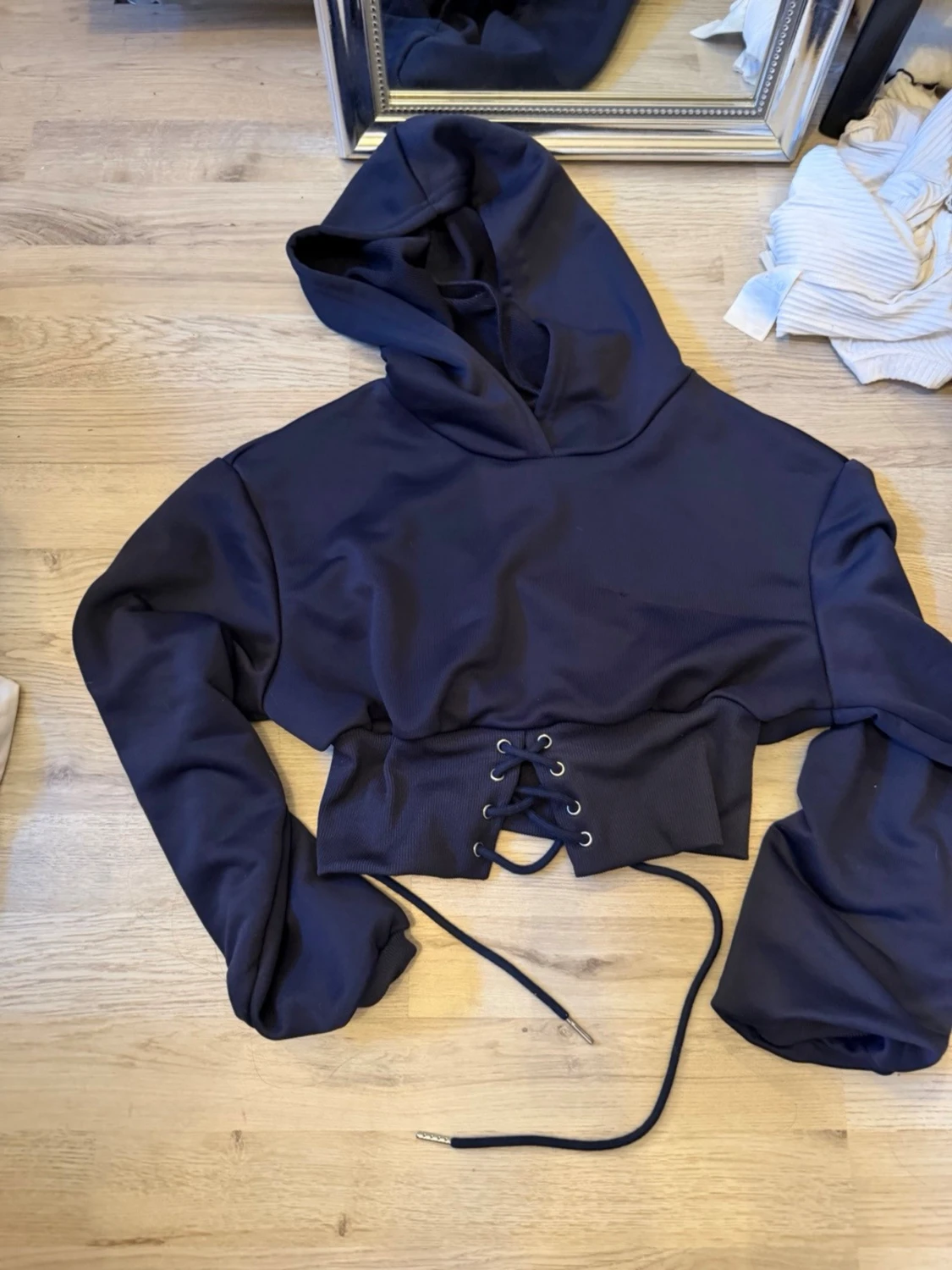 Mörkblå cropped hoodie med snörning