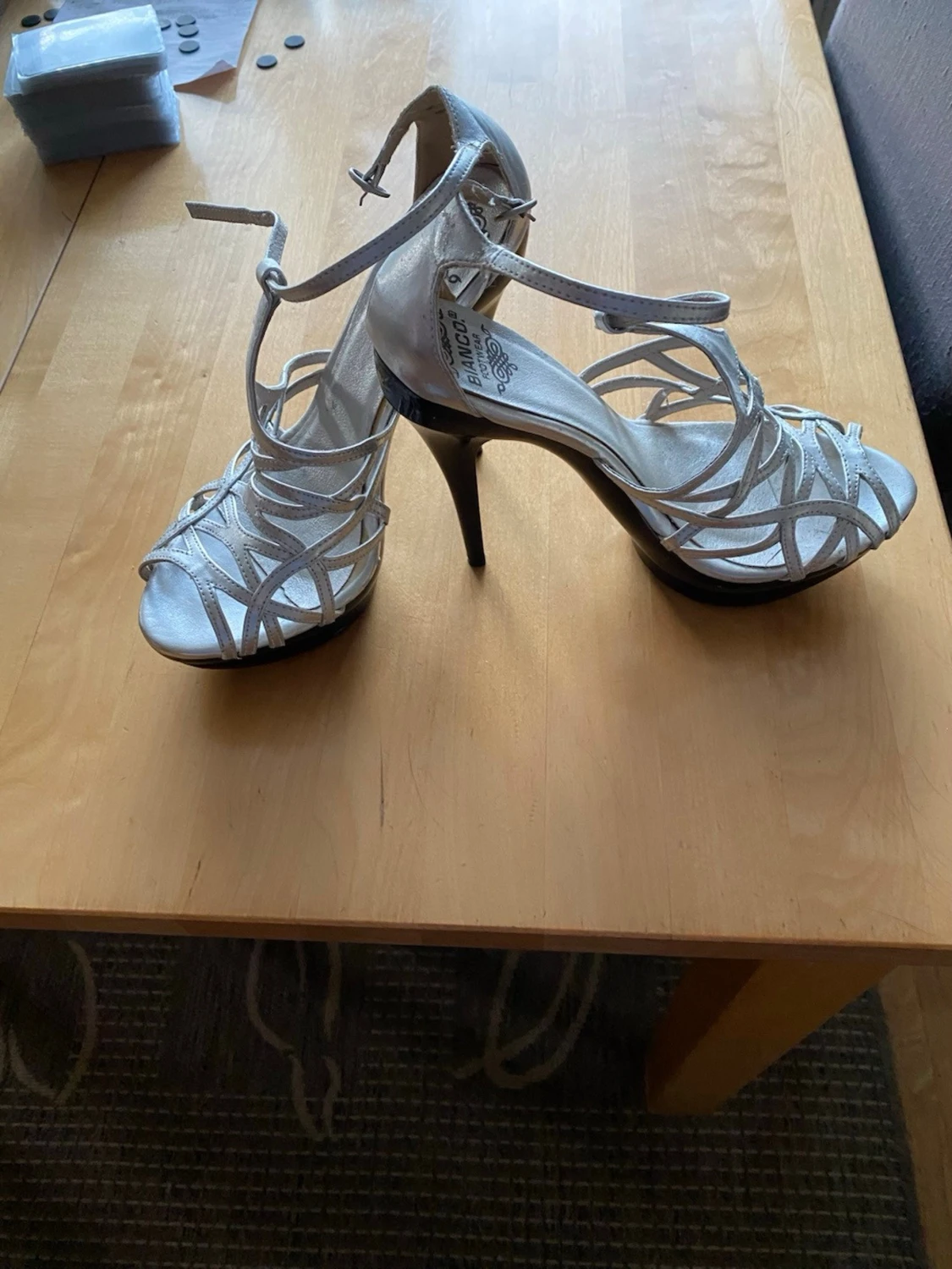 Silvriga pumps med remmar från Bianco