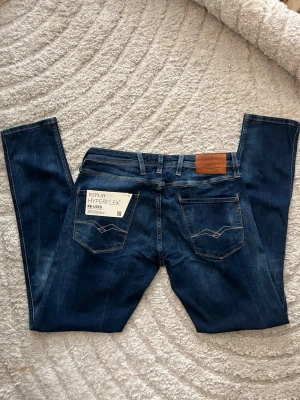 Replay Anbass hyperflex jeans  - Helt nya! Replay New Anbass hyperflex jeans. Jeansen har snygga konstrastmönster med en slim passform. Midja 42cm, längd 109cm. Jag har tyvärr ingen bild när jag bär jeansen på. För bättre inblick i passformen rekommenderar jag att googla på modellnamnet. För storleksguide kolla måtten noggrant då jeansen alltid kan vara uppsydda heller krympta och jag ej tar emot returer :) 1,99