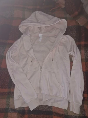 Korallrosa kofta med dragkedja - Snygg korallrosa kofta från H&M med dragkedja framtill och två fickor i storlek s. 