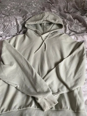 Hoodie - Hoodie ifrån lager 157, den har använts men blivit mycket tvättad & därav är den nopprig på både ut & insida & därav priset.  Går säkert lätt bort med en noppermaskin eller dylikt.