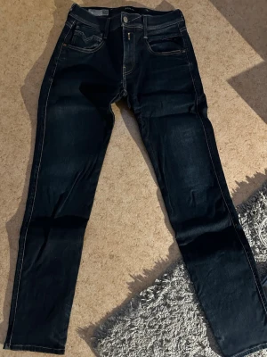 Replay Anbass - Säljer ett par mörkblå jeans från Replay i modellen Anbass. Storlek 28/32. Nypris runt 1000kr mitt pris 300kr. Kontakta mig om du har frågor eller vill köpa jeansen.