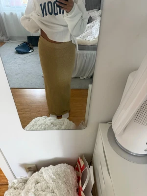 Guldig kjol - Snygg guldig maxikjol, aldrig använd, jag är 155cm