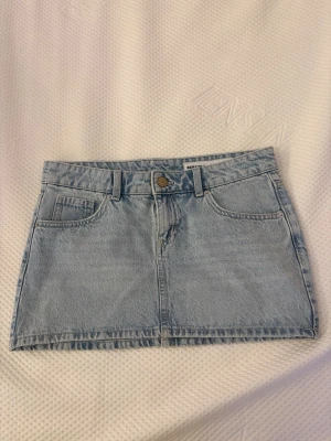 Ljusblå denim kjol  - Säljer denna ljusblå denim kjol från Bershka. Har aldrig använt den förut, pris kan diskuteras. 