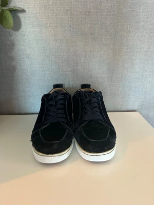 Svarta sneakers i sammet - Loubs storlek 40, inget og. Kolla skicket på bilderna!!! Därav priset. Sönder på vissa ställen samt vid hälen men märks ej vid användning 