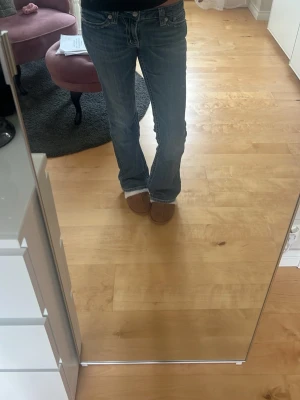 Miss Me bootcut jeans - Säljer ett par blå bootcut jeans från Miss me, köpta på depart a mental, så dom är äkta. Köpta för 1000kr. Väldigt bra skick, super fina❤️hör av er vid frågor❤️