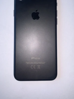 Svart iPhone 7 med 64GB -     * iPhone 7 64GB     * 93% batterihälsa     * Olåst     * Nyskick, laddare ingår!     * Touch ID fungerar     * Kamera fungerar perfekt, kan tyvärr bara mötas, Stockholm!