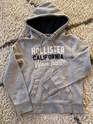 Grå Hollister hoodie - Snygg grå Hollister hoodie, skriv för mer bilder eller annan info, pris är diskuterbart! 🌊