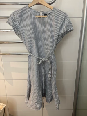 Randig kortklänning från Bik Bok - Blå och vit randig klänning ifrån bikbok i storlek xs💋 har en liten söm som gått upp, se bild 3💕