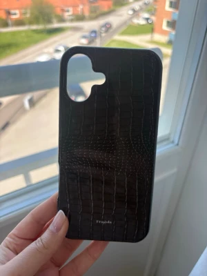 Fragola brunt mobilskal med krokodilmönster - Stilrent brunt mobilskal från Fragola med snyggt krokodilmönster. Skalet är tillverkat i ett hårt material som ger bra skydd och har en elegant finish. Passar perfekt för dig som vill ha ett trendigt och exklusivt utseende på din mobil. Skalet är MagSafe. Använt en gång 