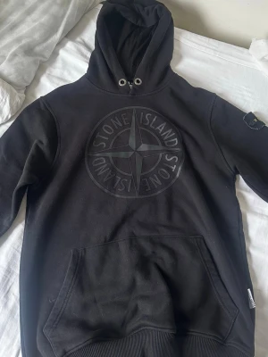 Svart hoodie från Stone Island - Svart hoodie från Stone Island .