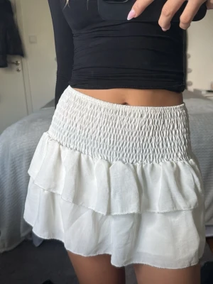 Vit volangkjol med smock - Köpt i nån butik i litauen