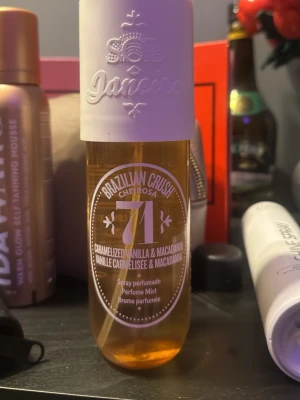 Sol de Janeiro Cheirosa 71 Perfume Mist - (Pris kan diskuteras) köpt för 450 Sol de Janeiro Brazilian Crush Cheirosa 71 är en parfymmist för hår och kropp med doft av karamelliserad vanilj och macadamia. Flaskan är genomskinlig bärnstensfärgad med vit kork och har en modern, stilren design. Perfekt för dig som älskar söta och varma dofter.