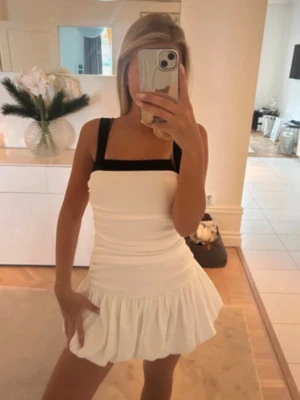 Klänning med bubbelkjol - Så söt klänning 👗 Endast använt 2 tillfällen💗