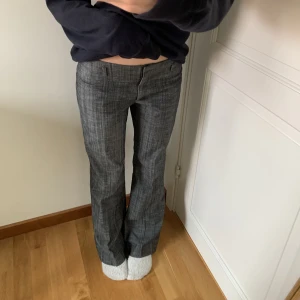 Lågmidjade kostymbyxor  - As snygga kostymbyxor som jag köpte förra året! Har endast använt några gånger. (Inte mina bilder) 🤩🙏🏼