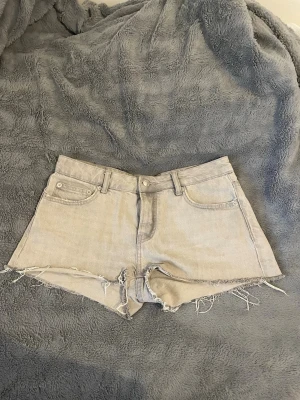 Ljusgrå jeansshorts - Jeansshorts ifrån laget!