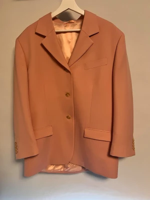 Acne studios kavaj  - Oversized dam kavaj från acne studios. Köpt på nk i Stockholm. Stolek 38. Nytt skick. 55% polyester, 45% wool.