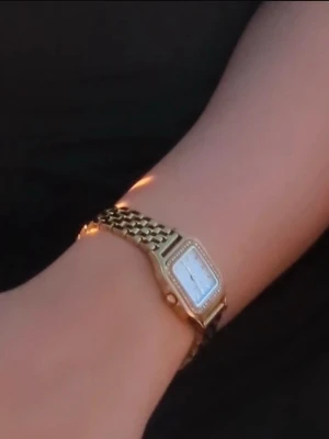 Guld klocka  - Sååå snygg guld klocka från ur&penn som tyvärr inte kommer till användning längre, nypris 999kr säljer direkt för 499kr använd några fåtal gånger. Fint skick! Har tagit bort några länkar, men dom får man självklart med på köpet så man kan lägga till om det skulle önskas! Skriv vid frågor/intresse! 🥰🥰💞