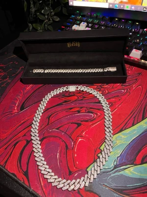 Combo-annons (3000 kr)Kejsar iced cuban combo – halsband + armband 💎 - Combo-annons (3000 kr)  Kejsar iced cuban combo – halsband + armband 💎  Säljer ett sjukt clean combo-set från Kejsar￼ med fullt iced cuban halsband + armband. Perfekt om du vill ha en clean och exklusiv look utan att betala nypris.  ✨ Halsbandet är i väldigt fint skick och knappt använt. ✨ Armbandet är också fett men har en mindre skada vid fästningen/låset (syns på nära håll). ✨ Båda glittrar sjukt fint i ljus och kommer med originalbox.  Pris: 3000 kr för båda Kan skickas snabbt 📦  ⸻  Halsband
