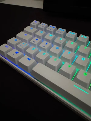 NOS C-450 rgb gaming tangentbord  - Säljer ett vitt kompakt tangentbord med USB-anslutning. Tangentbordet har nordisk layout med specialtecken och låg profil på tangenterna. Perfekt för dig som vill ha ett smidigt och stilrent tillbehör till datorn.