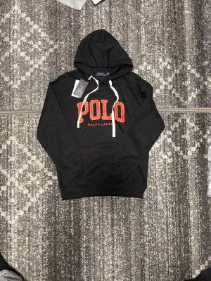Svart Ralph lauren hoodie - Helt ny svart polo ralph lauren hoodie i M, men den passar mer som S än M. Skit snygg o skön👍🏼