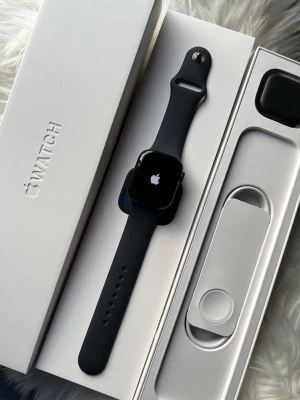 Apple watch - Helt ny Apple Watch som kommer med box o annat tillbehör fungerar fel fritt! Vid frågor så är de bara att skriva😀😀