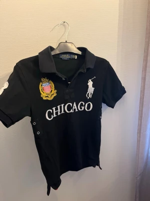 Polo Ralph lauren chicago piké - Tja! säljer denna schyssta piken, från Ralph lauren passformen på den är grymt bra är perfekt till dig som har strl mellan S-M! Är de något du undrar är de bara att höra av sig, pris går att diskutera vid en snabb affär!🫡
