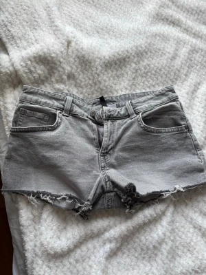 Gråa jeansshorts  - Säljer ett par grå jeansshorts köpta från H&M. Köptes förra sommaren men kom aldrig till användning🩷