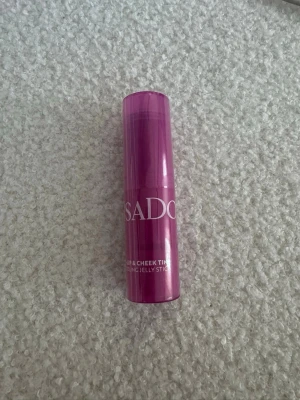 IsaDora Lip & Cheek Tint Stick - IsaDora Lip & Cheek Tint Cooling Jelly Stick i en snygg rosa hylsa. Perfekt för att ge kinderna och läpparna en fräsch färg och glow. Smidig stickform som är enkel att applicera och ta med i väskan. Passar dig som gillar multifunktionella produkter.