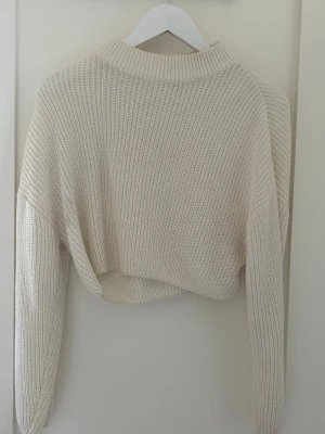 Vit tröja  - Vit tröja i storlek M men är väldigt liten så passar S och XS, använd ett antal gånger men annars hel och fin. Från H&M divided 