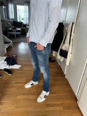 Replay Anbass jeans - Säljer ett par riktigt fina Replay jeans || strlk 31/32 || modellen är 182 och väger 77 || skicket är bra, inga defekter eller nått || säljs till ett rimligt pris👍