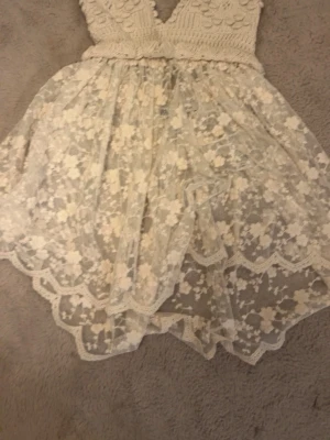 Vit spetstopp ifrån Zara  - Supersöt vit Zara topp med v-ringad överdel i virkad stil och kjol i transparent spets med blommigt mönster. Toppen har volangkant nertill och är perfekt för sommarens alla tillfällen. Köpt i butik för 499kr men säljer den för 359kr eftersom att den aldrig har använts pris kan diskuteras ☺️