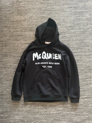Alexander mqueen hoodie  - Tja, säljer nu min sjukt feta Alexander mqueen hoodie i storlek L men skulle säga att den passar M! Inga defekter på den, den är som ny! Nypris 8000! Men säljer för 1399 så passa på! Skriv om du undrar något!