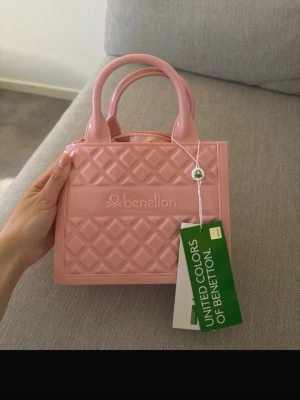 Benetton väska - Helt ny! Bredd 20cm, höjd 16 cm
