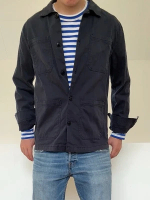 Mörkblå overshirt - Mörkblå overshirt i strl M men sitter som en S. bra skick utan nåra defekter och hör gärna av er vid frågor elr funderingar!!