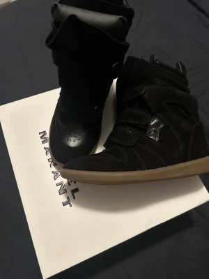 ❣️ NYSKICK Isabel Marant BECKETT svart 37 EU, 36 - skor i storlek 37, helt nya !! ~ ;D Skriv om ni är mellan 36-37 tror nog de passar ❣️ Buda, först till kvarn förstås!! Jag svarar snabbt., kan skicka nästa dag 😆 10/10 kondition!! GÅR ABSOLUT INTE NER MER PÅ PRIS, DET ÄR FÖRST FÖRST TILL KVARN VERKLIGEN!!! ‼️❣️