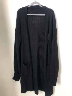 Stickad cardigan  - Använd 1-2 ggr, nyskick, M-L
