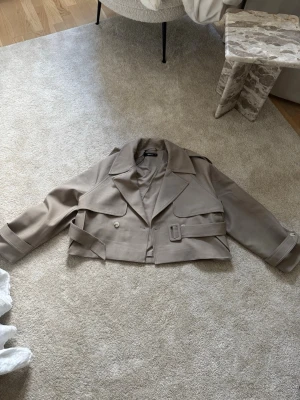  Beige trenchcoat  - Säljer min beiga trenchcoat från gina tricot storlek S. Den är använd fåtal gånger därför väldigt fint skick. För mer frågor eller bilder skriv privat💞