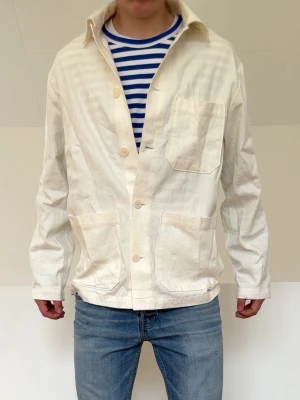 Vit overshirt - Vit overshirt i strl S men sitter som en M. Bra skick och hör gärna av er vid frågor elr funderingar!!