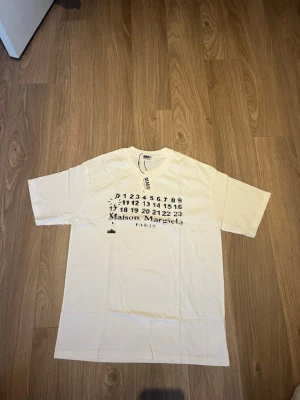 Maison Margiela T-shirt  - Helt ny Maison margiela T-shirt i storlek L, skickas snabbt!