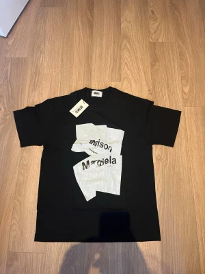 Maison margiela tshirt - Helt ny Maison margiela T-shirt i storlek L, skickas snabbt!